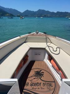 Un barco con un cartel en la parte trasera. en Maravilhas de Angra, en Angra dos Reis