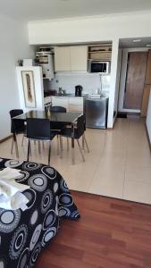 Una cocina y un comedor con mesa y sillas. en Colina Garden departamento, en Victoria