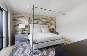 ein Schlafzimmer mit einem Schaukelbett in einem Zimmer in der Unterkunft Modern Jackson Getaway Near Town Square in Jackson