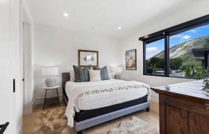 ein Schlafzimmer mit einem Bett und einem großen Fenster in der Unterkunft Modern Jackson Getaway Near Town Square in Jackson + 3 Fotos