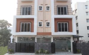un edificio con finestre con sbarre nere di fronte di Axon Corporate Stays Newtown, Kolkata a kolkata
