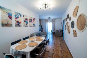 a dining room with a table and chairs at Apartamento Villa Rangel in Olivenza
