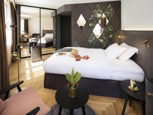 ウィーンにあるHotel Am Konzerthaus - MGallery Collectionの大きなベッドとリビングルームがあるホテルの部屋 +114枚の写真