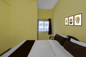 een slaapkamer met een groot bed en een raam bij Hotel O Royal Plaza in Pedda Ambarpet