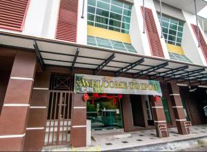 ein Gebäude mit einem Willkommensschild in der Unterkunft King's Lane in Ipoh