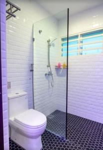 ein Bad mit einem WC und einer ebenerdigen Dusche in der Unterkunft King's Lane in Ipoh
