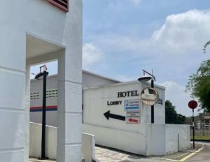 ein Gebäude mit einem Schild mit der Aufschrift „Hotelvermietung“ davor in der Unterkunft King's Lane in Ipoh