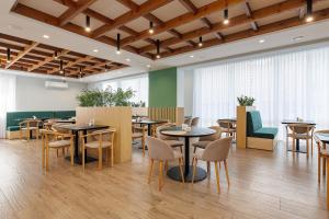a restaurant with tables and chairs in a room at Вілла "Синевір" in Skhidnitsa