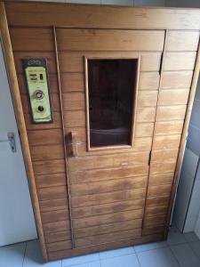 une porte en bois avec une fenêtre dans une pièce dans l'établissement Cozy city apartment Neuwied, à Neuwied 4 autres photos