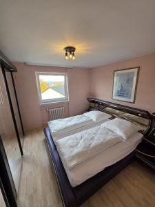 une chambre avec un grand lit et une fenêtre dans l'établissement Cozy city apartment Neuwied, à Neuwied
