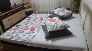 a bed with two pillows on top of it at Apartment Siracuza Mamaia Nord in Mamaia