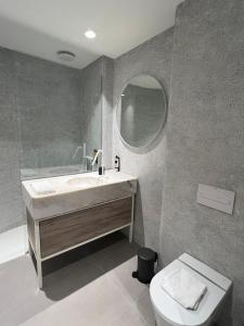 ein Badezimmer mit Waschbecken, Toilette und Spiegel in der Unterkunft ORM - Santa Teresa Apartments in Porto + 41 Fotos