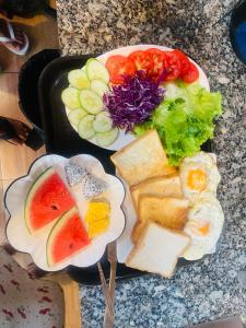 Vũ LâmDuck hostel的桌上一盘带水果和蔬菜的食物 更多38张照片