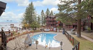 une piscine devant un complexe hôtelier dans l'établissement Tahoe Edgelake Beach Club, à Tahoe Vista