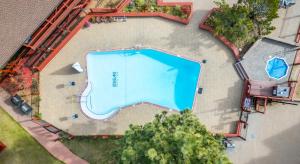 - une vue sur la piscine vide dans l'établissement Tahoe Edgelake Beach Club, à Tahoe Vista 21 autres photos