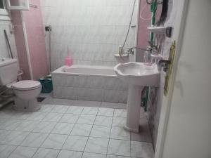 een badkamer met een wastafel, een bad en een toilet bij شقة بحر إسكندرية Bianchi Breeze in Alexandrië +19 foto's