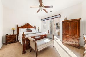 Ένα ή περισσότερα κρεβάτια σε δωμάτιο στο Desert Retreat with Fire Pit & Golf Views in Indio