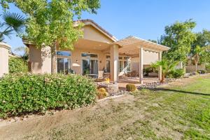 Κήπος έξω από το Desert Retreat with Fire Pit & Golf Views in Indio +46 φωτογραφίες