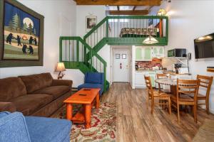 un soggiorno con un divano e un tavolo di (A204) Loft Condominiums a Yosemite West