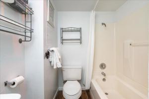 e bagno bianco con servizi igienici e vasca. di (A204) Loft Condominiums a Yosemite West Altre 12 foto