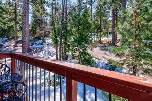 balcone con vista su una foresta innevata di (A204) Loft Condominiums a Yosemite West