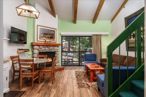 un soggiorno con tavolo e camino di (A204) Loft Condominiums a Yosemite West