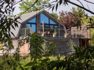 una casa con una gran ventana en el lateral en Cointree, en Sturminster Newton