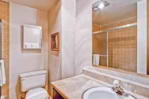 Un baño de (A203) Loft Condominiums