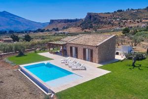 - Vistas al exterior de una casa con piscina en VILLA DEL BORGO con piscina e jacuzzi, en Scopello