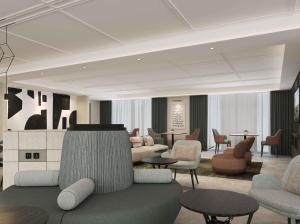 eine Lobby mit einem Sofa, Stühlen und Tischen in der Unterkunft Crowne Plaza Riyadh - Al Takhassusi by IHG in Riad