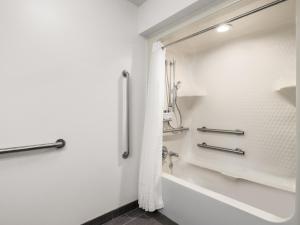 Ένα μπάνιο στο Hotel Del Valle - Austin SE by IHG