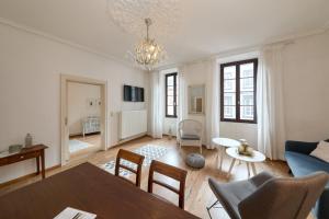 a living room with a table and chairs at Altstadt Residenz in Bernkastel-Kues