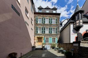 a large brick building with green shutters on it at Altstadt Residenz in Bernkastel-Kues