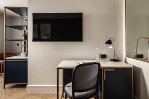 Μια τηλεόραση ή/και κέντρο ψυχαγωγίας στο The Cumberland by NEU Collective +30 φωτογραφίες