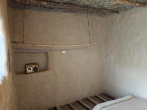 a small room with a camera on the wall at Historical Mayor's House in Qasr Al Farafirah