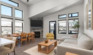 Χώρος καθιστικού στο Modern Getaway with Spacious Living Area