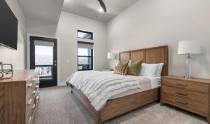 Ένα ή περισσότερα κρεβάτια σε δωμάτιο στο Modern Getaway with Spacious Living Area +6 φωτογραφίες