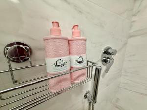 Dos botellas rosas en un toallero en un baño en Suite dei Principi 1, aeroporto e parcheggio gratuito, en Bari 23 fotos más