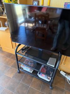 a black table with three shelves in a room at Arenal-Inalko in Alcossebre