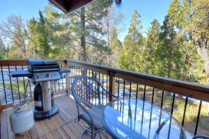 - un barbecue et des chaises sur une terrasse arborée dans l'établissement (A212) Loft Condominiums, à Yosemite West