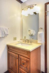 une salle de bain avec un lavabo et un grand miroir dans l'établissement (A212) Loft Condominiums, à Yosemite West