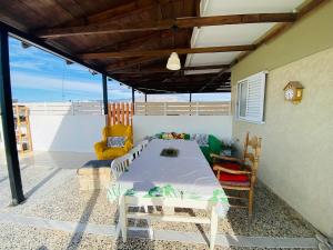 Cette chambre dispose d'une terrasse avec une table et des chaises. dans l'établissement Athens Wonderful Garden, 3 Bedrooms and 60sqm Super Terrace, à Athènes