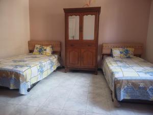 een slaapkamer met twee bedden en een ladekast bij شقة بحر إسكندرية Bianchi Breeze in Alexandrië