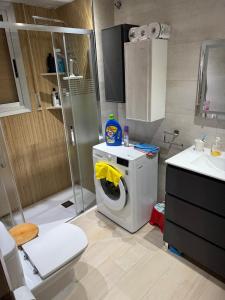 a bathroom with a washing machine and a sink at Arenal-Inalko in Alcossebre