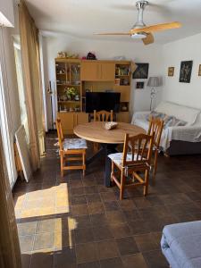 a living room with a table and chairs and a bed at Arenal-Inalko in Alcossebre
