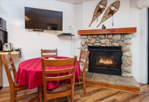 une salle à manger avec une table et une cheminée dans l'établissement (B109) Studio Condominiums, à Yosemite West