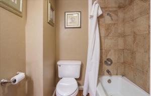 une salle de bain avec des toilettes blanches et une douche dans l'établissement (B109) Studio Condominiums, à Yosemite West 7 autres photos