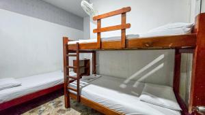 a room with two bunk beds in a room at Hotel Sueños Libres Necoclí in Necoclí