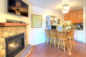 Η κουζίνα ή μικρή κουζίνα στο (B110) Studio Condominiums