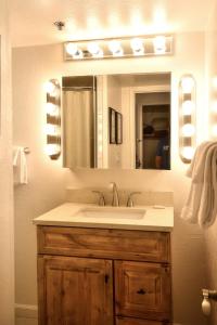 Ένα μπάνιο στο (B110) Studio Condominiums